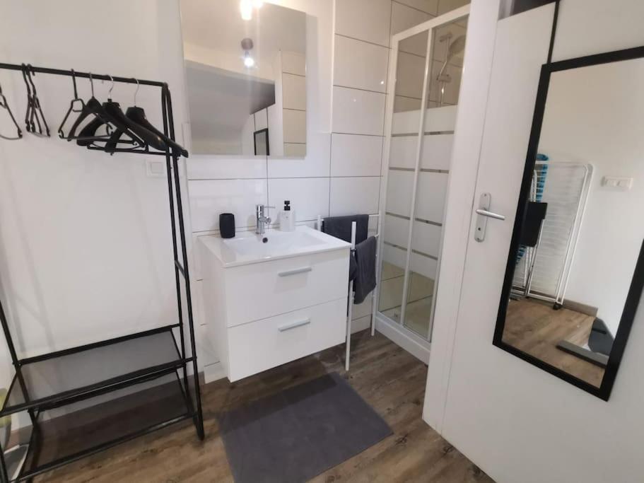 Апартаменты Esprit Cocooning -Proche Centre- Тулон Экстерьер фото